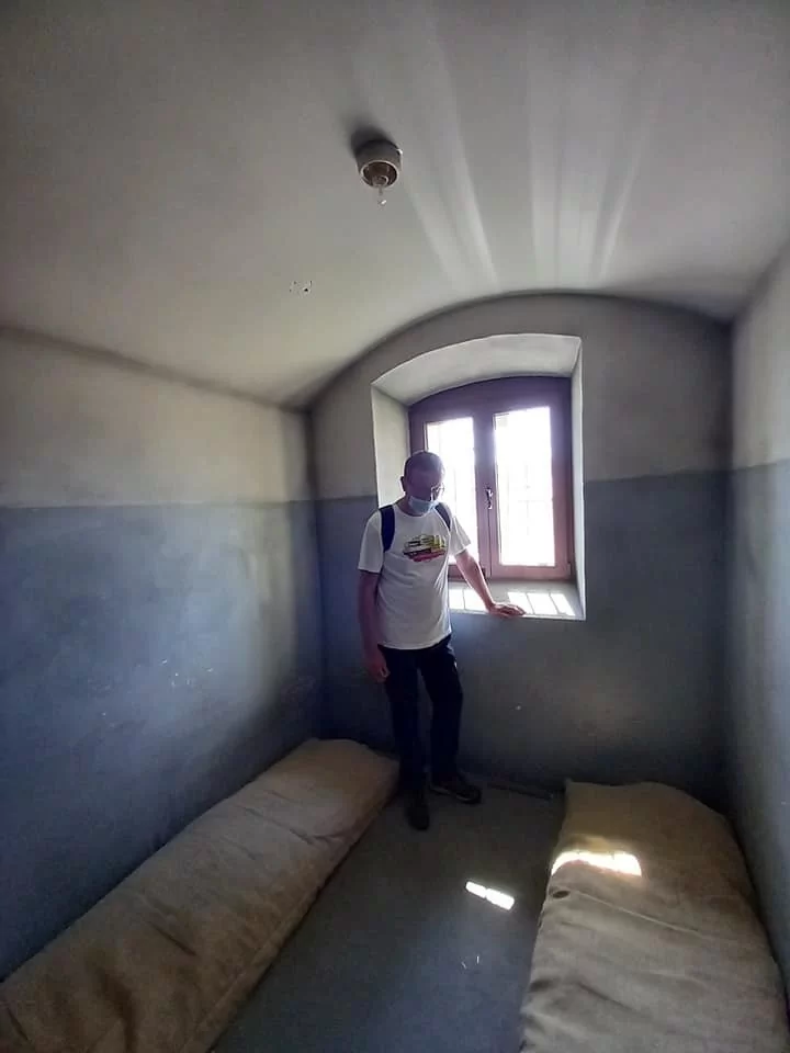 Więzienie Rakowiecka 37. glądaliśmy dokładnie celę z oryginalną betonową posadzką 