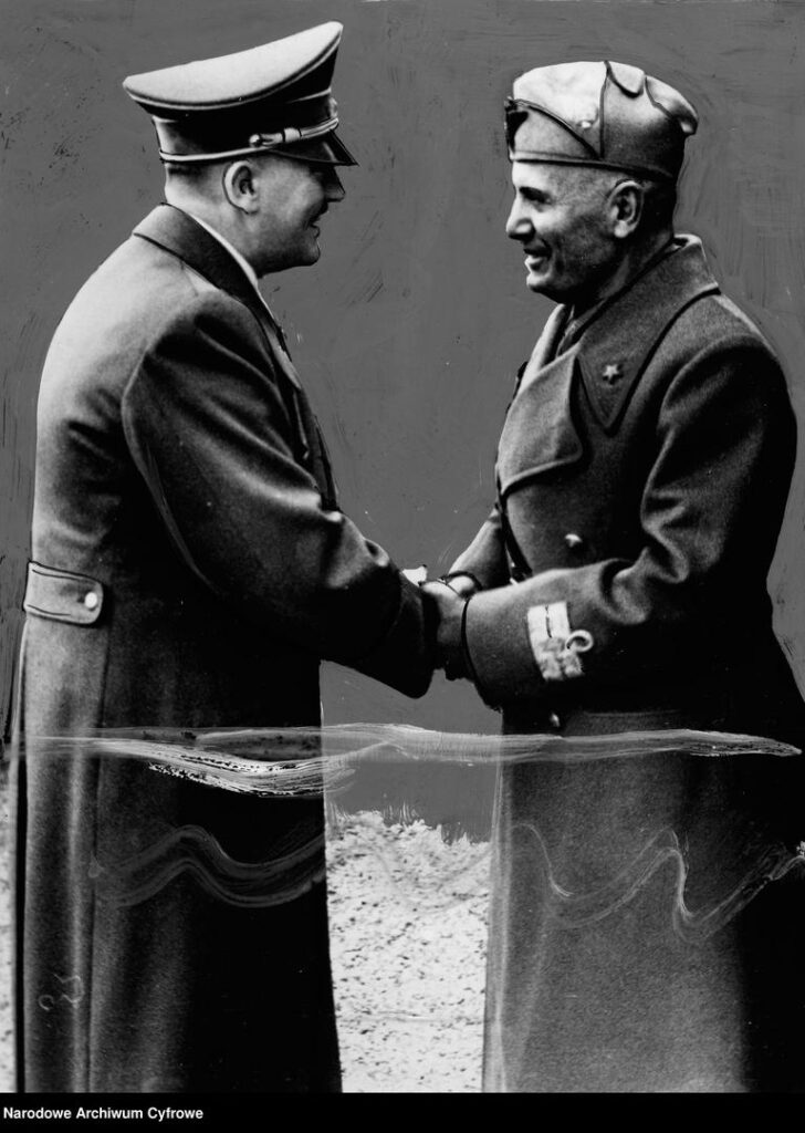 Adolf Hitler wita sprzymierzeńca Benito Mussoliniego zdj. Narodowe Archiwum Cyfrowe