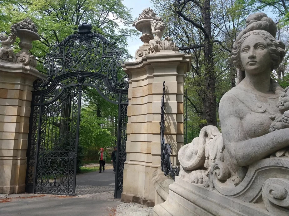 Odrestaurowana brama lubiechowska do parku przy zamku Książ