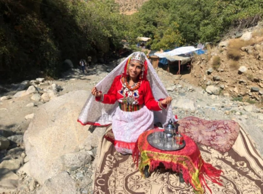 Chaimae Ahtatbi w stroju Berberki zaprasza na marokańską herbatę miętową - Chaimae Ahtatbi