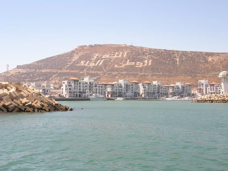 Agadir - góra z napisem z kamieni "Bóg, Król, Naród"
