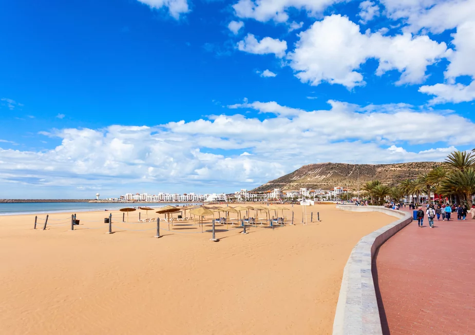 Agadir - deptak poprowadzony wzdłuż szerokiej plaży