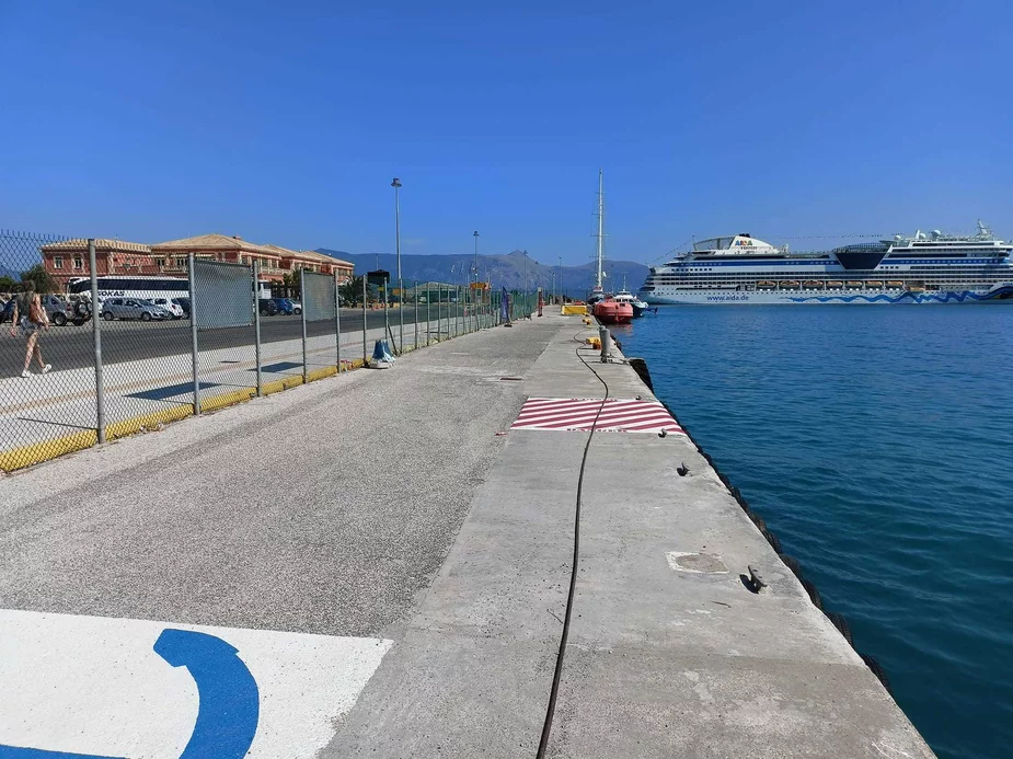 Korfu - Nabrzeże, przy którym cumują wodoloty i promy