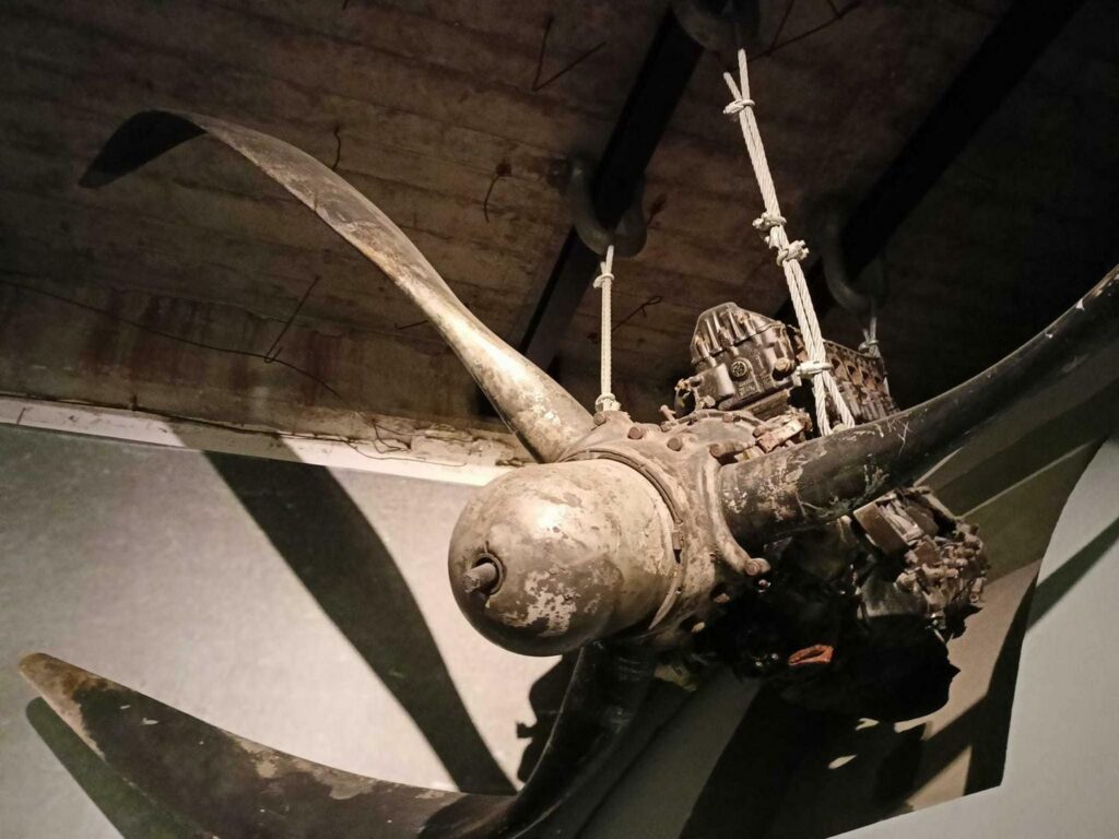 Oryginalny silnik, w tym wygięte śmigło bombowca Lancaster DV 202, który rozbił się w jeziorze Kölpin.